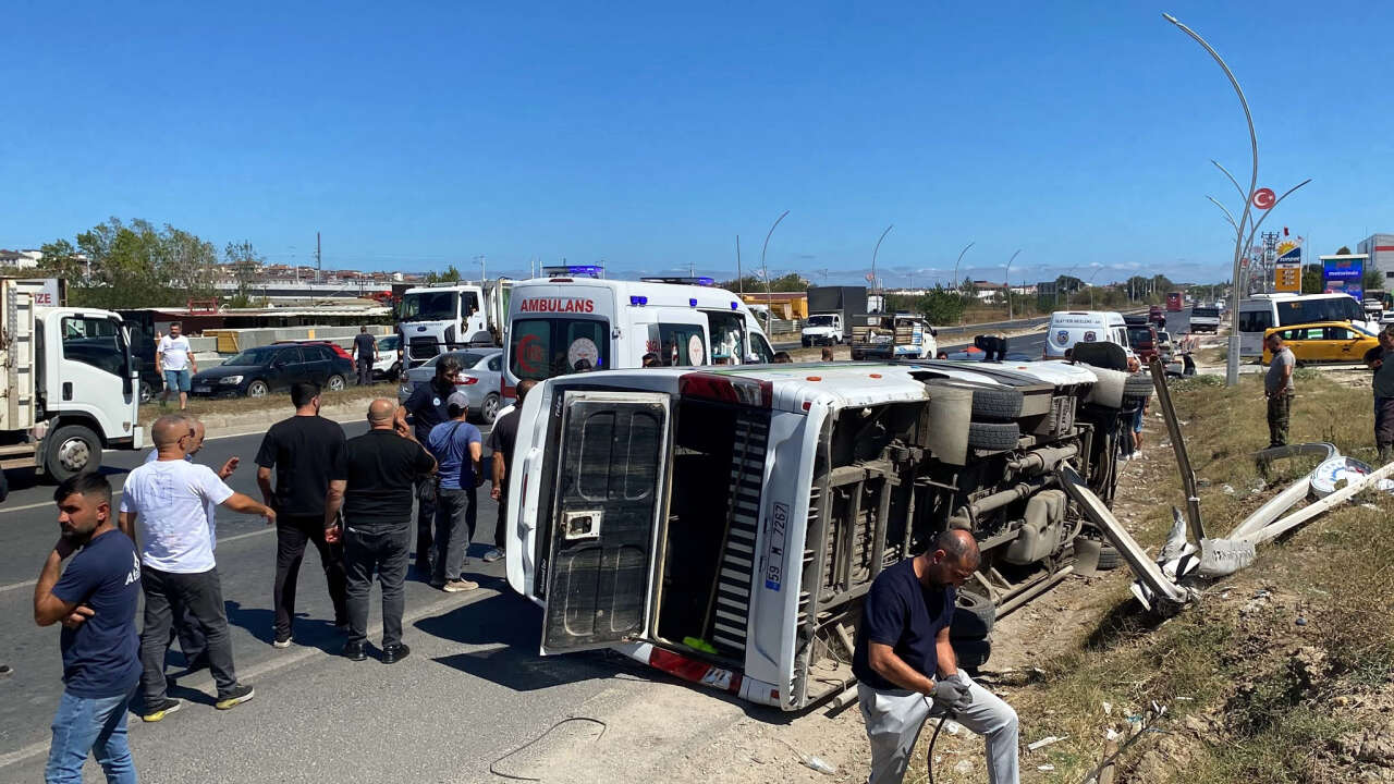Direğe çarpan yolcu minibüsü yan yattı! 1’i bebek, 3 yaralı var 4